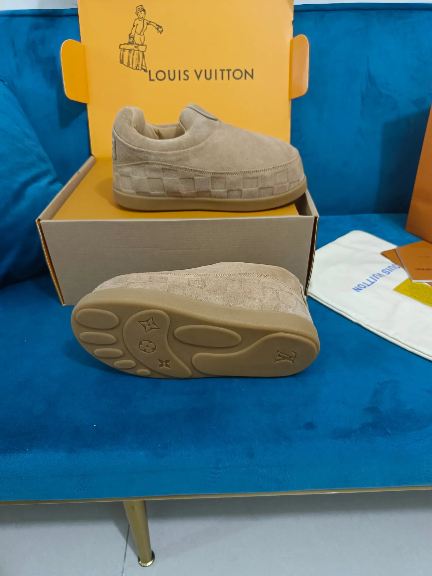 👟👟Ex-factory price 640👟👟 LV YETI slip-on shoes, based on suede cow leather, partially embossed with Nigo's reinterpretation of LV Damier pattern, cleverly echoing the Chinese tradition of taking off shoes when entering the house, and the "small feet" aesthetic is integrated into Chinese street genes. The palm-printed rubber outsole hides the LV letters and Monogram flowers. The exquisite craftsmanship made in Italy shows the brand's heritage in a comfortable slip-on style. The reservation mode adds a unique style, it is traditional and trendy, and it is suitable for couples aged 35-45.